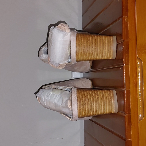 NWOT Adrienne Vittadini suede heels size 10 color cashew - Picture 3 of 10